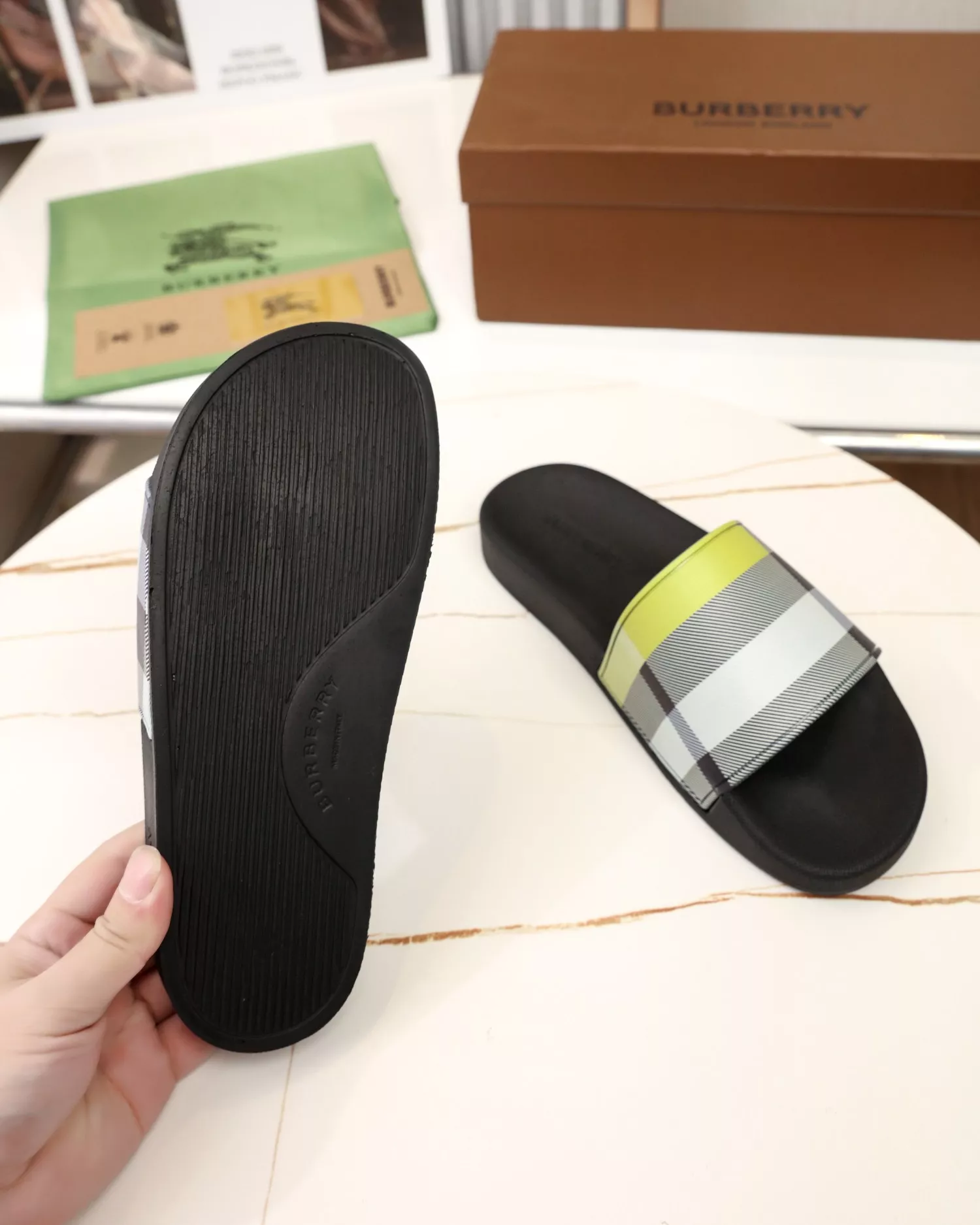 EyeCatching 2503 Burberry Slippers For Men