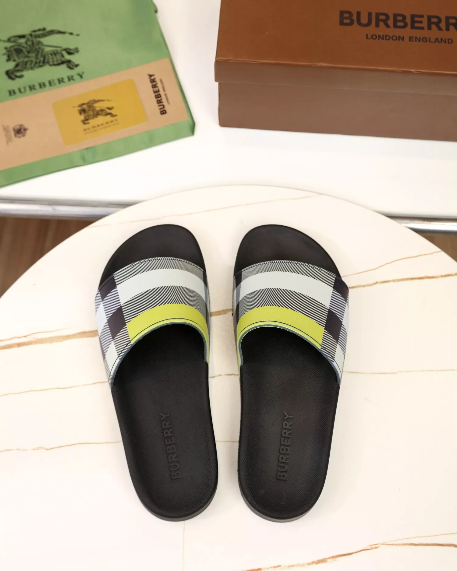 EyeCatching 2503 Burberry Slippers For Men
