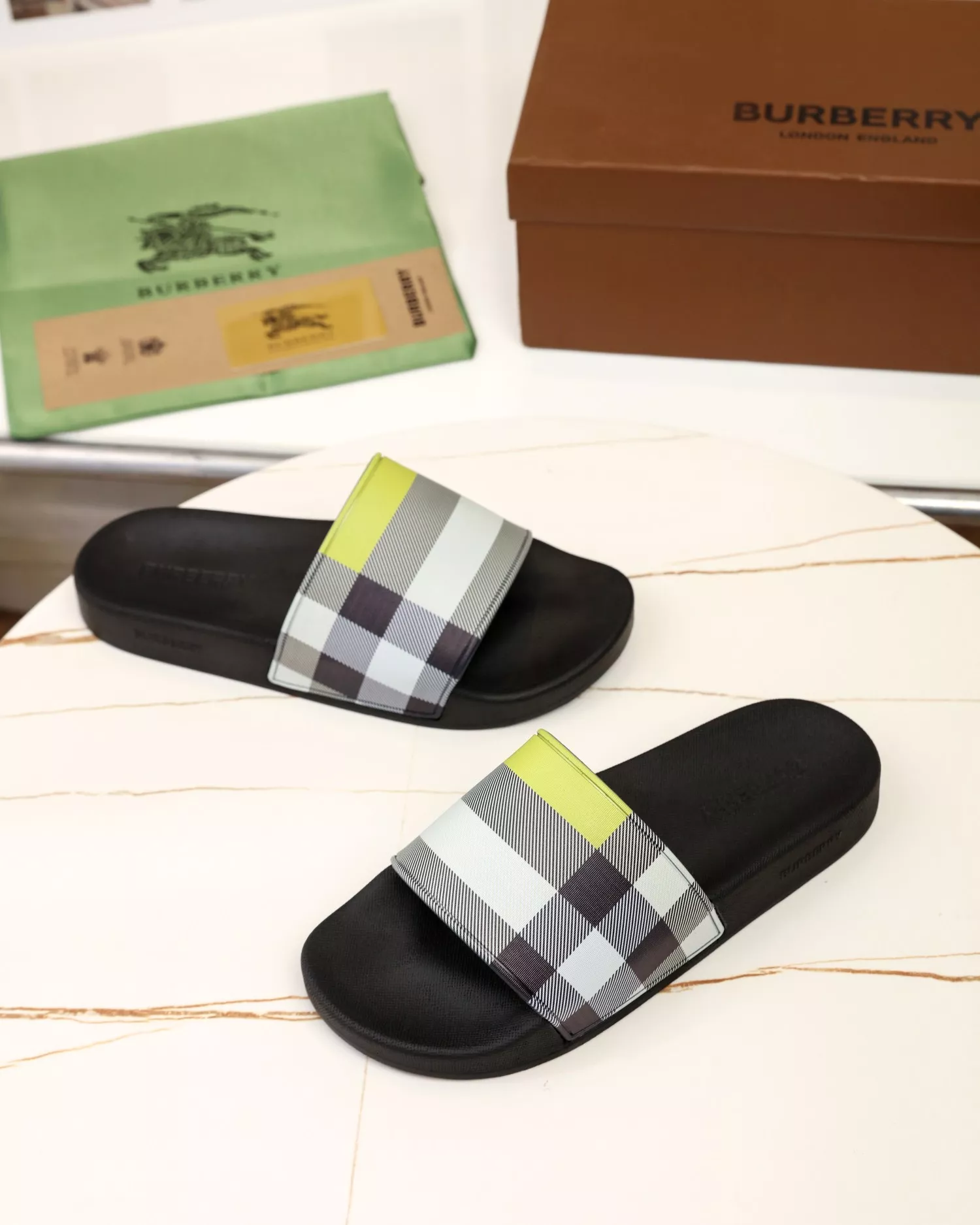 EyeCatching 2503 Burberry Slippers For Men