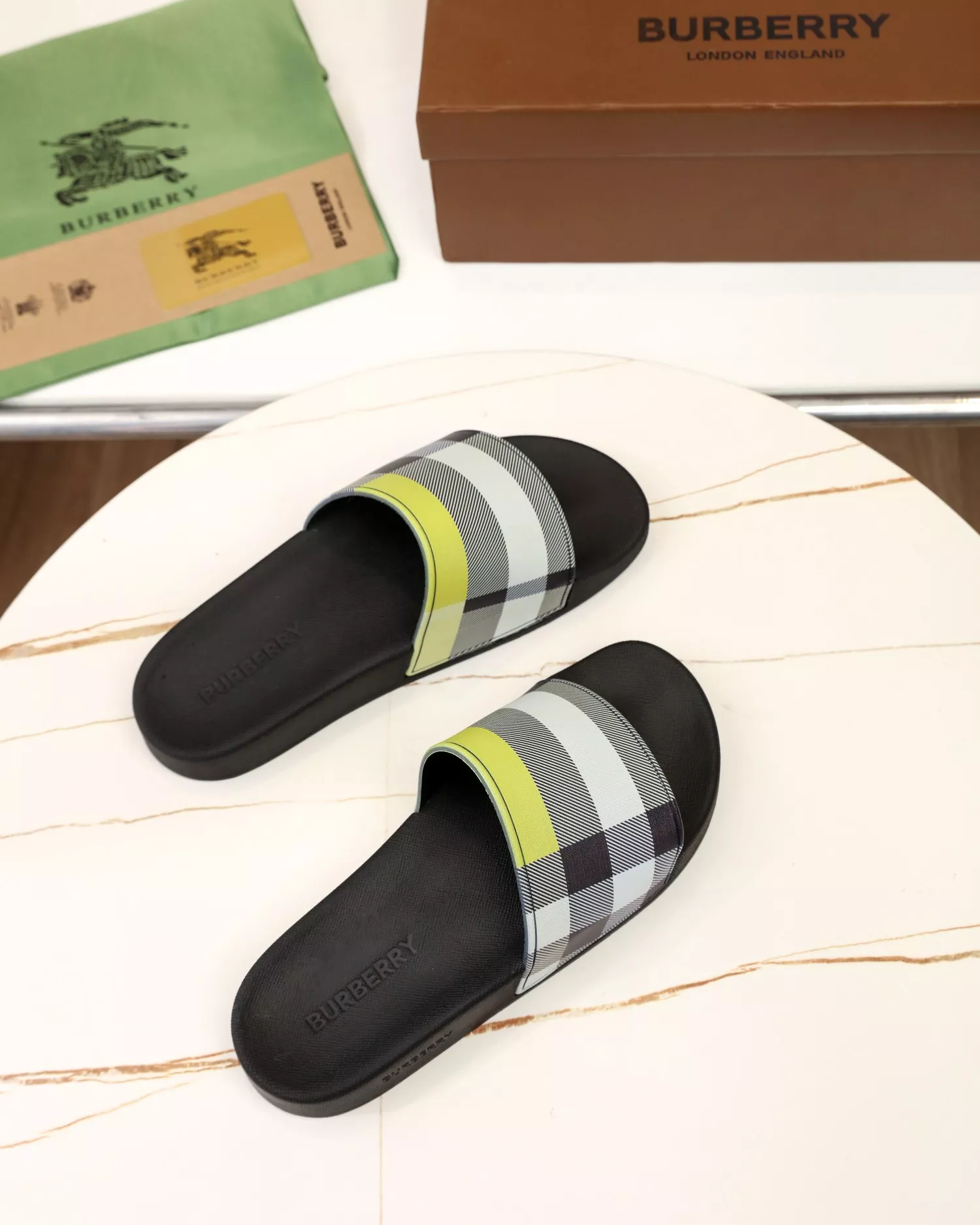 EyeCatching 2503 Burberry Slippers For Men
