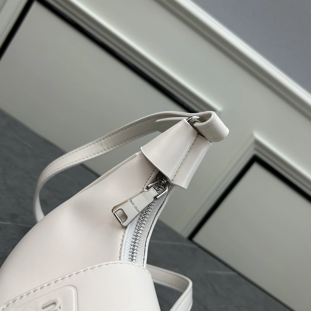 EyeCatching 2674 MIU MIU AAA Quality Messenger Bags For Women
