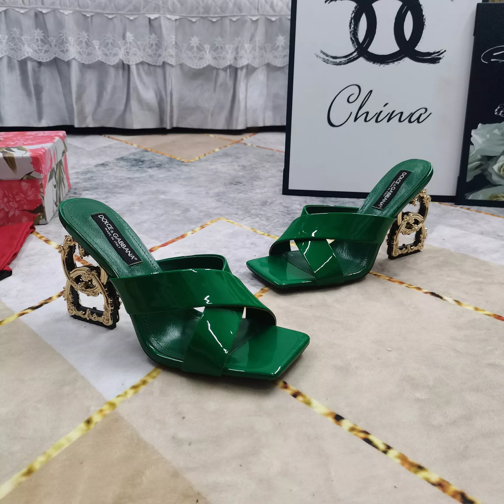 EyeCatching 2894 Dolce & Gabbana D&G Slippers For Women
