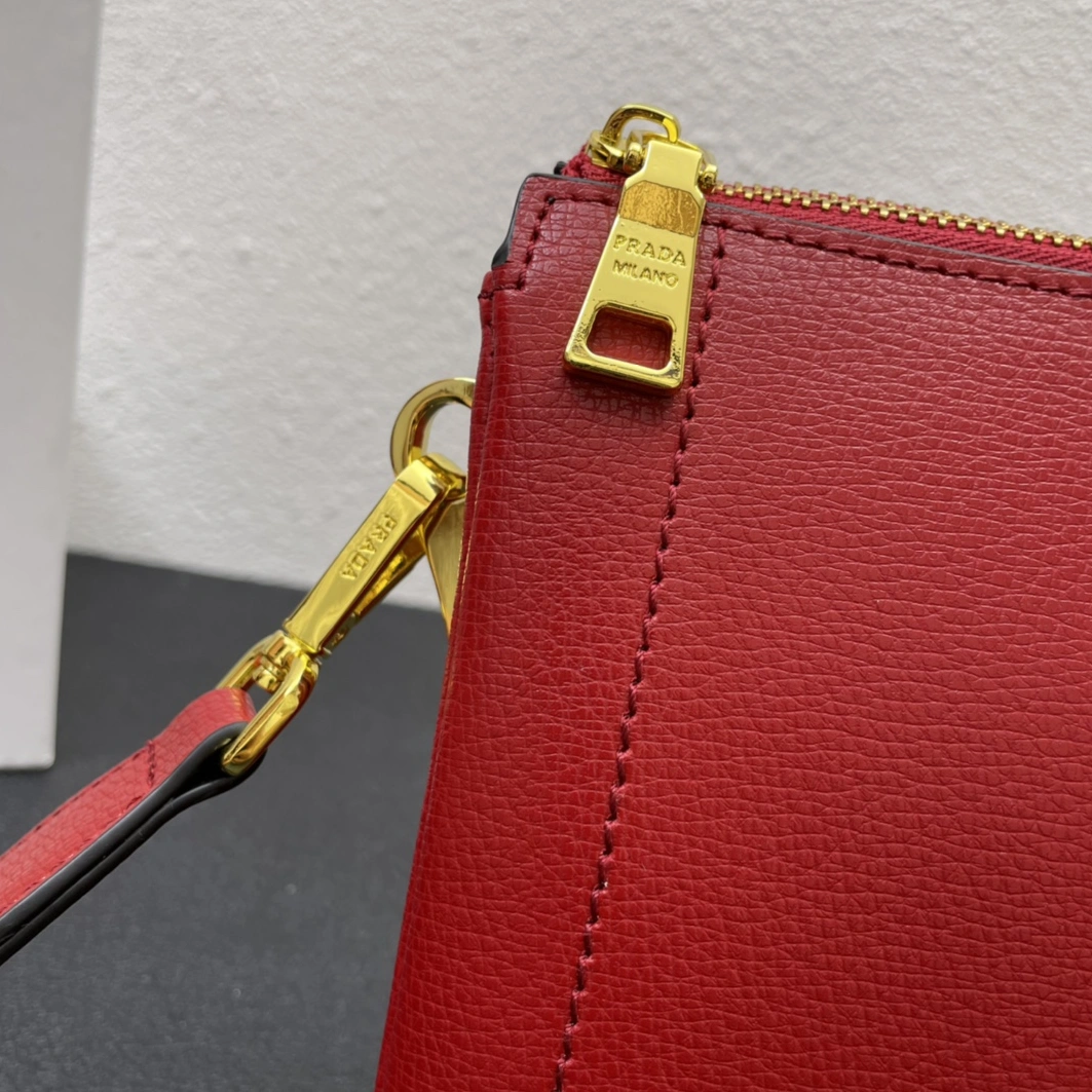 EyeCatching 3034 Prada AAA Quality Messenger Bags For Women