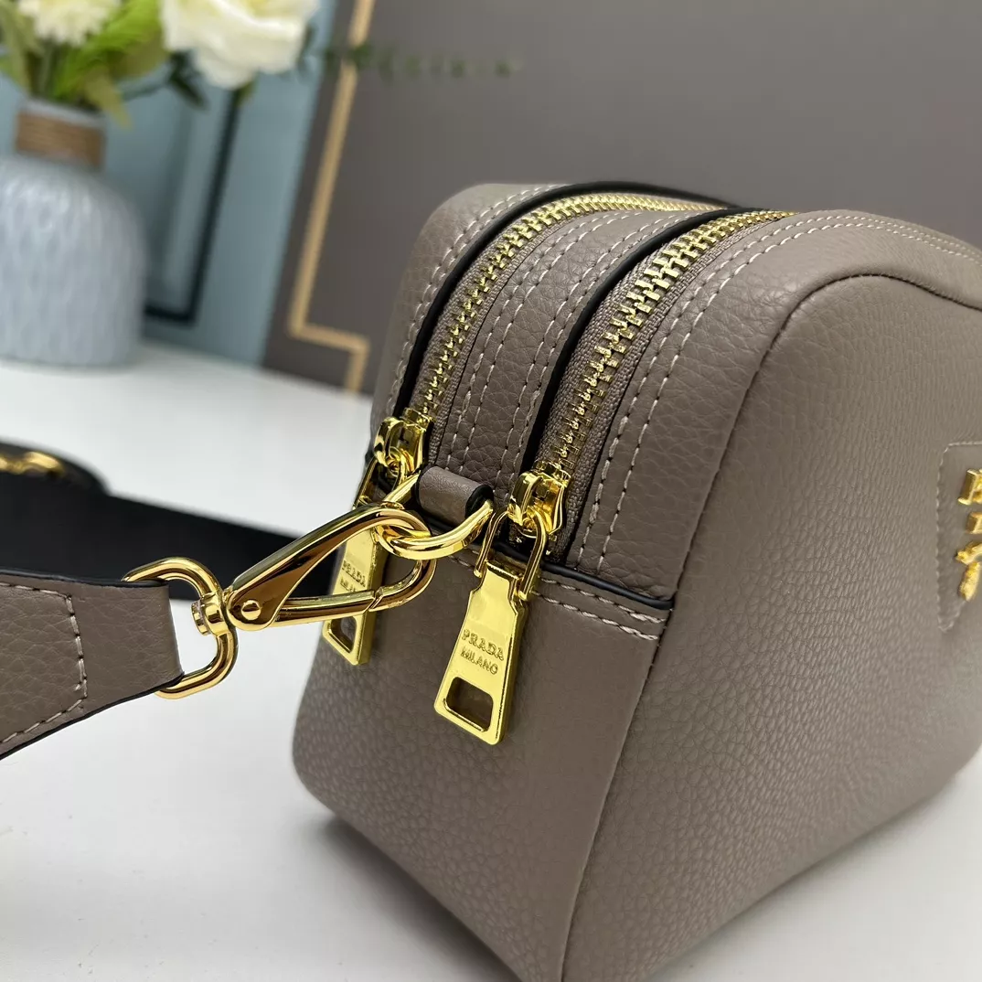 EyeCatching 3599 Prada AAA Quality Messenger Bags For Women