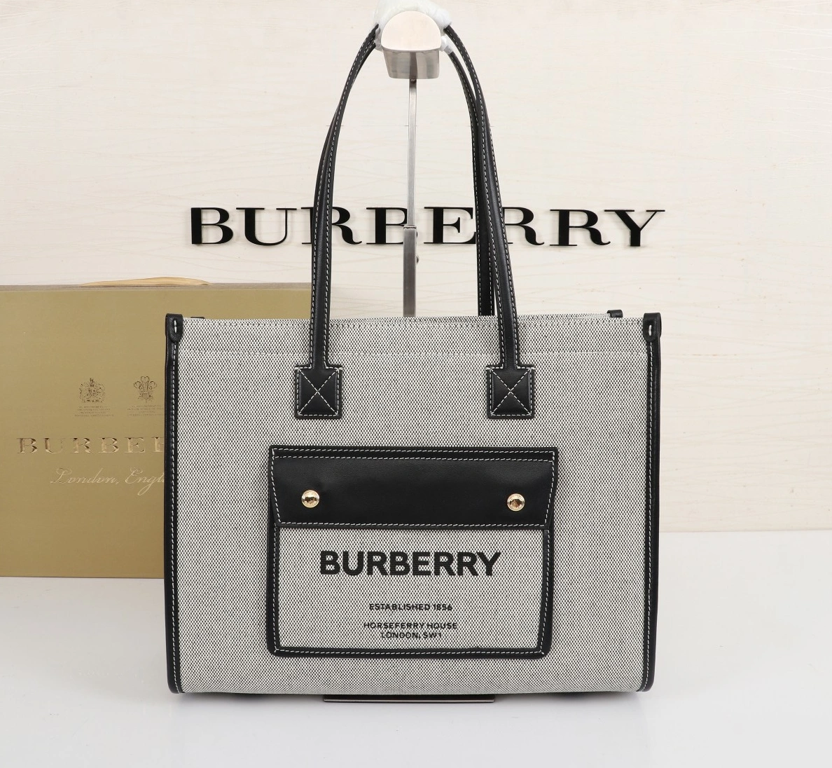 EyeCatching 3628 Burberry AAA Quality Shoulder Bags For Women