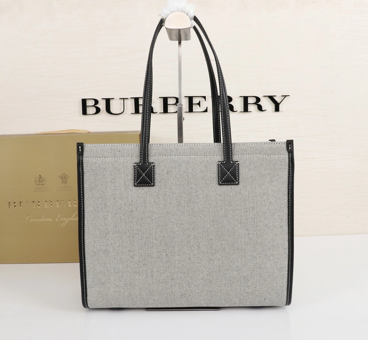 EyeCatching 3628 Burberry AAA Quality Shoulder Bags For Women