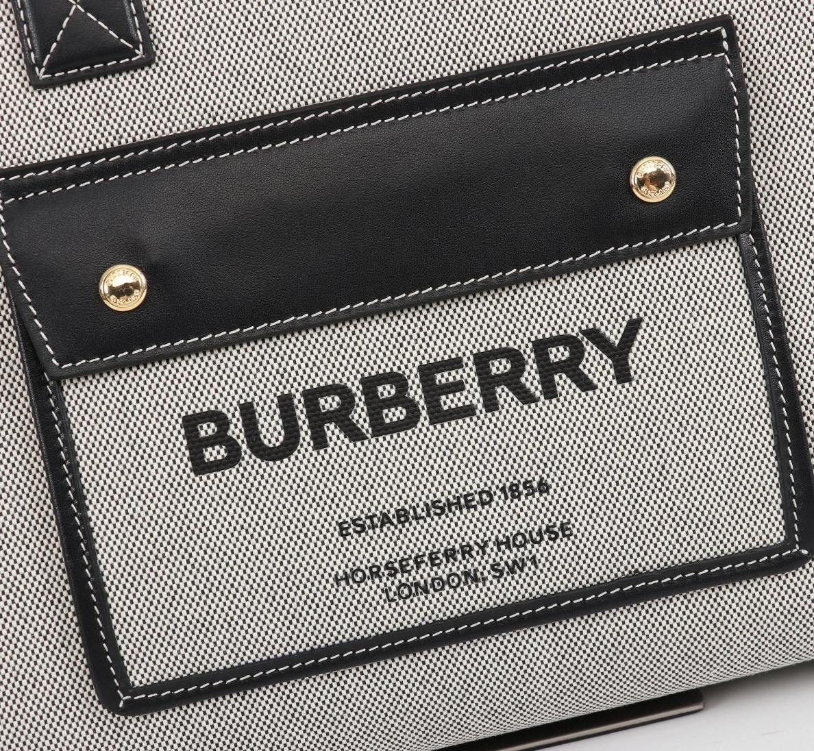EyeCatching 3628 Burberry AAA Quality Shoulder Bags For Women