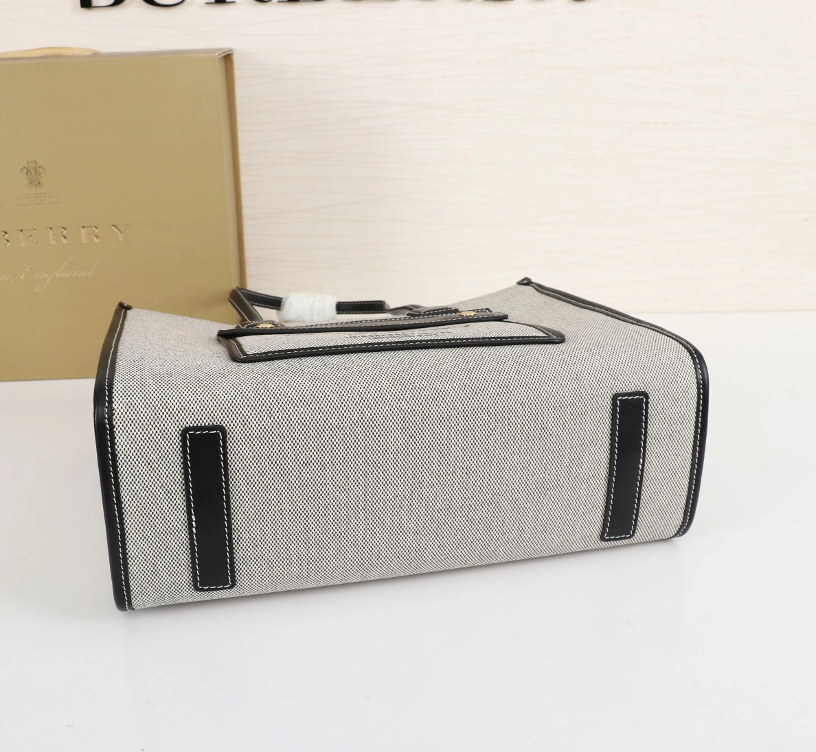 EyeCatching 3628 Burberry AAA Quality Shoulder Bags For Women