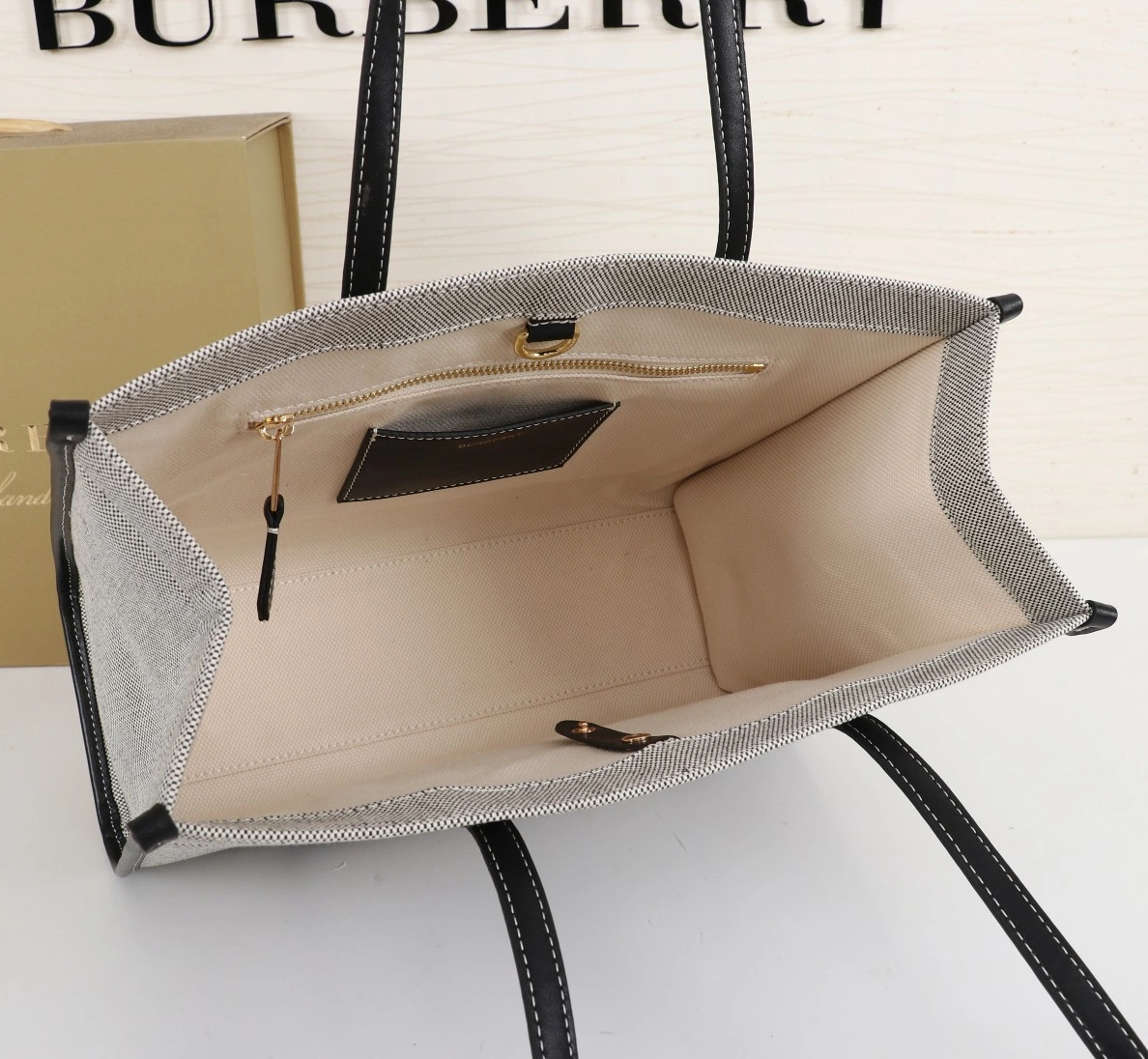 EyeCatching 3628 Burberry AAA Quality Shoulder Bags For Women