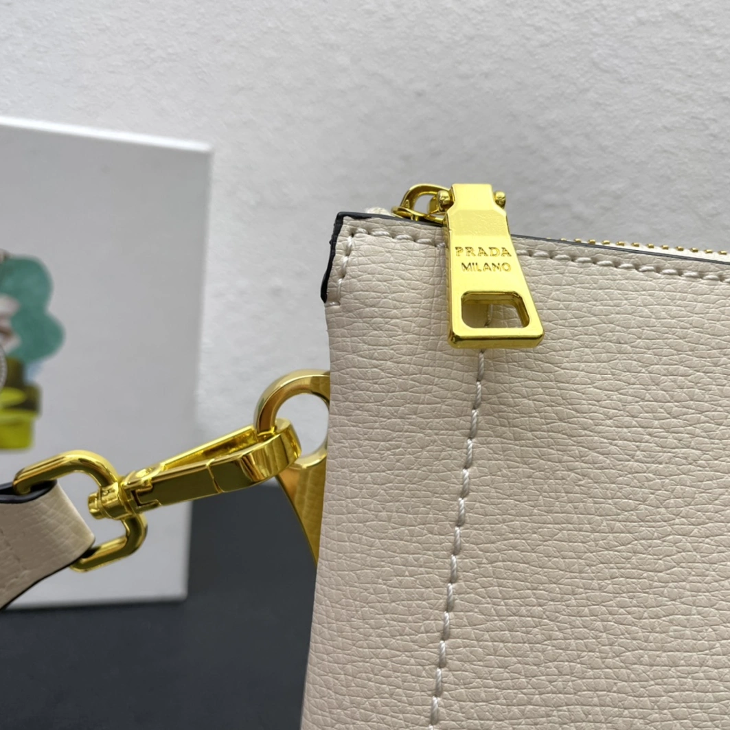 EyeCatching 3770 Prada AAA Quality Messenger Bags For Unisex