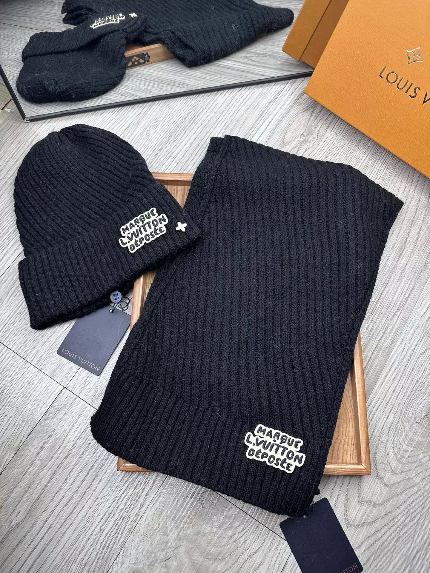 EyeCatching 4122 Louis Vuitton LV Hat and Scarf Set