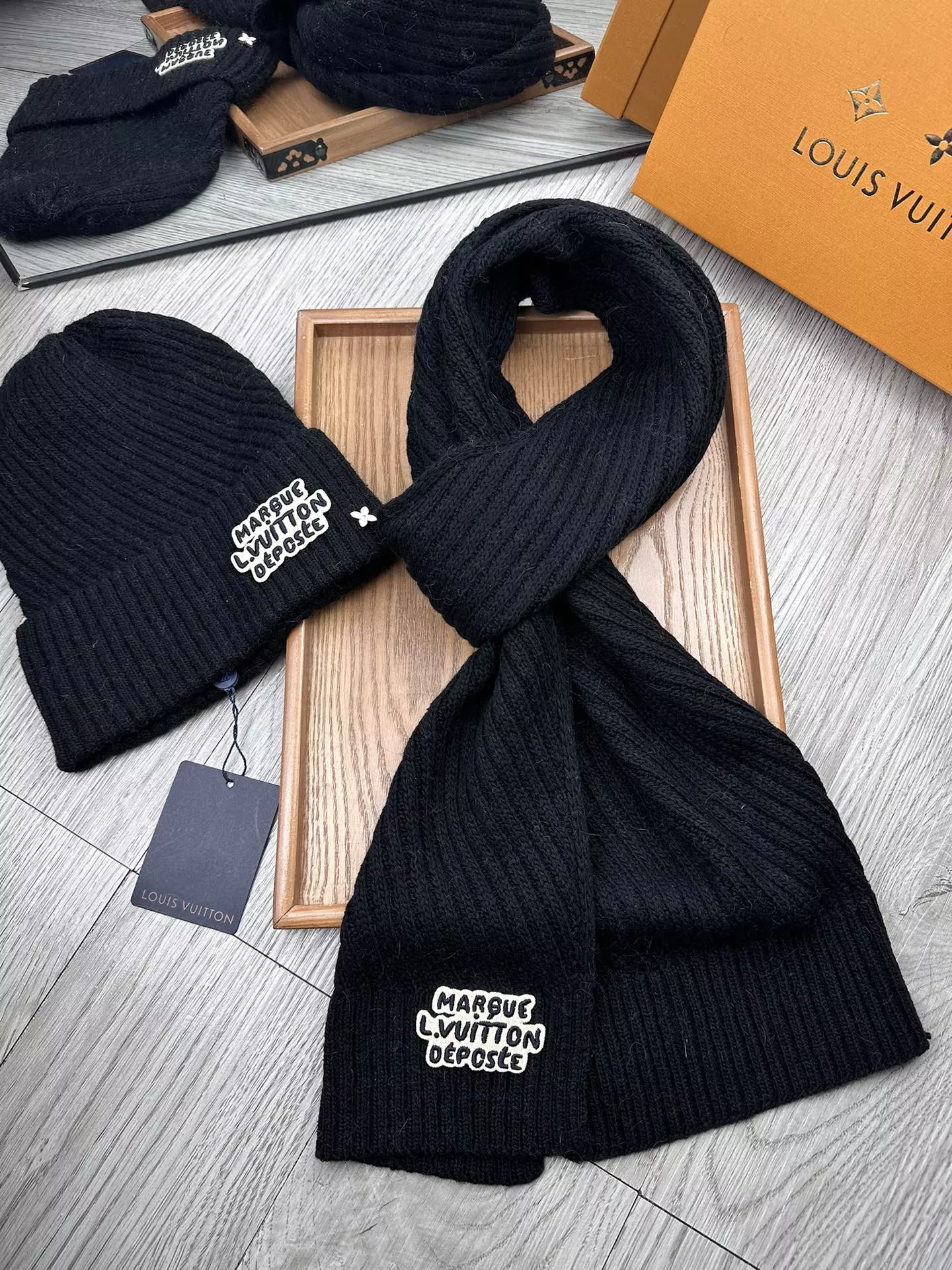 EyeCatching 4122 Louis Vuitton LV Hat and Scarf Set