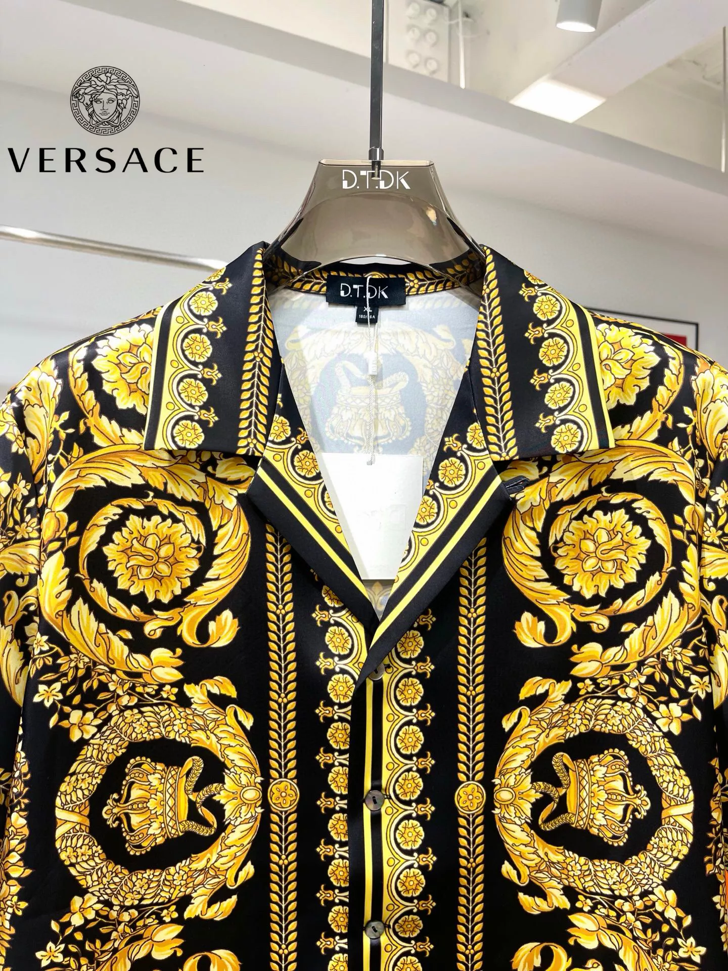 EyeCatching 4153 Versace Tracksuits Short Sleeved For Men