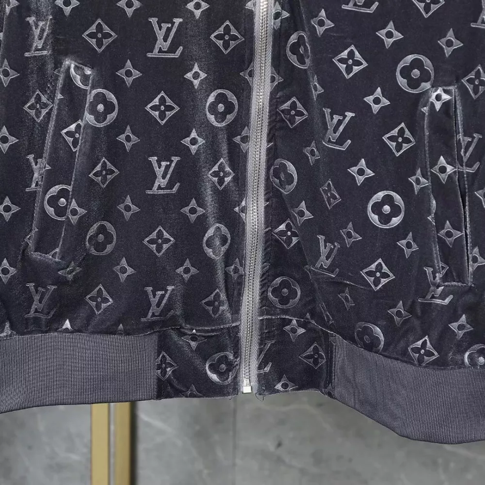 EyeCatching 4476 Louis Vuitton LV Tracksuits Long Sleeved For Men