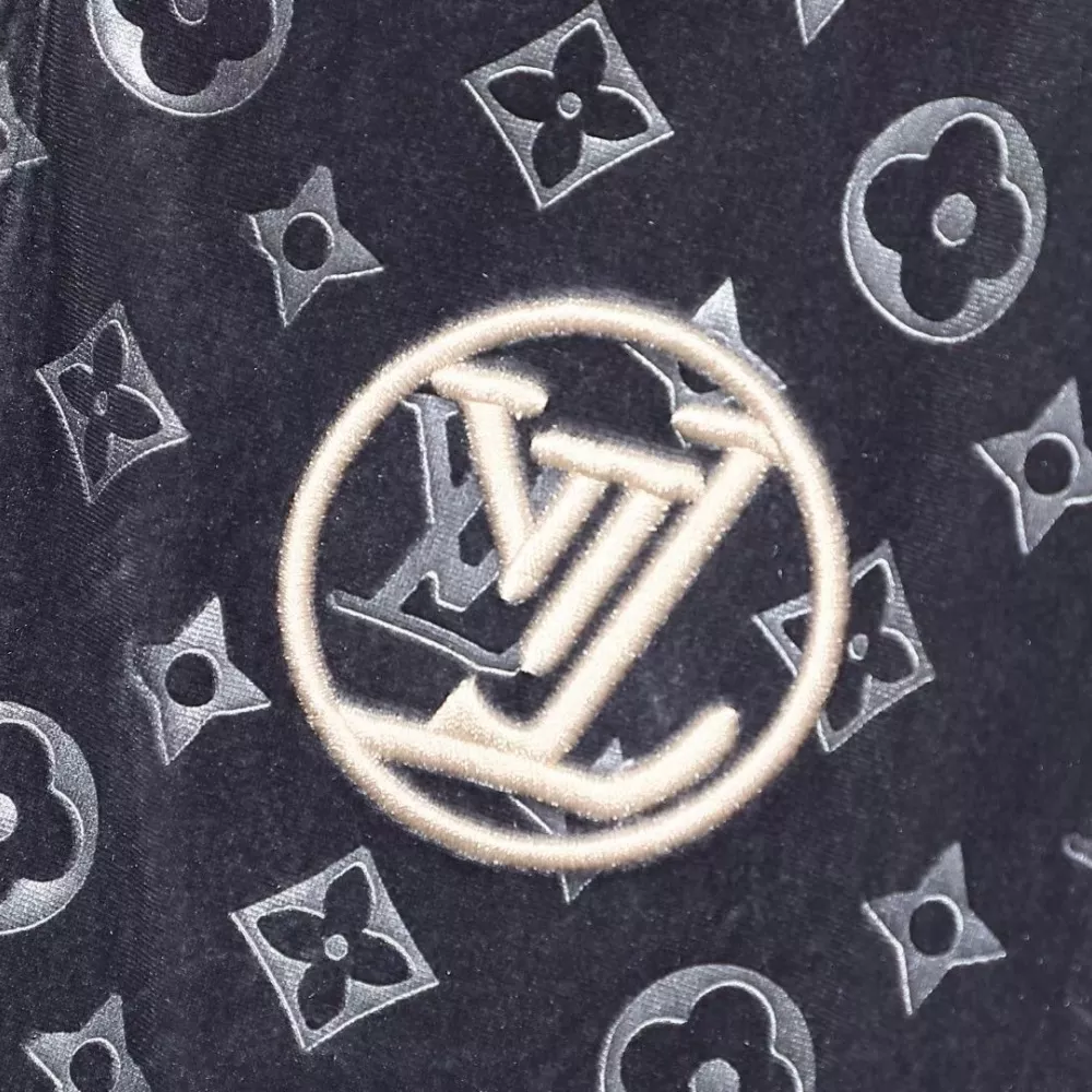 EyeCatching 4476 Louis Vuitton LV Tracksuits Long Sleeved For Men
