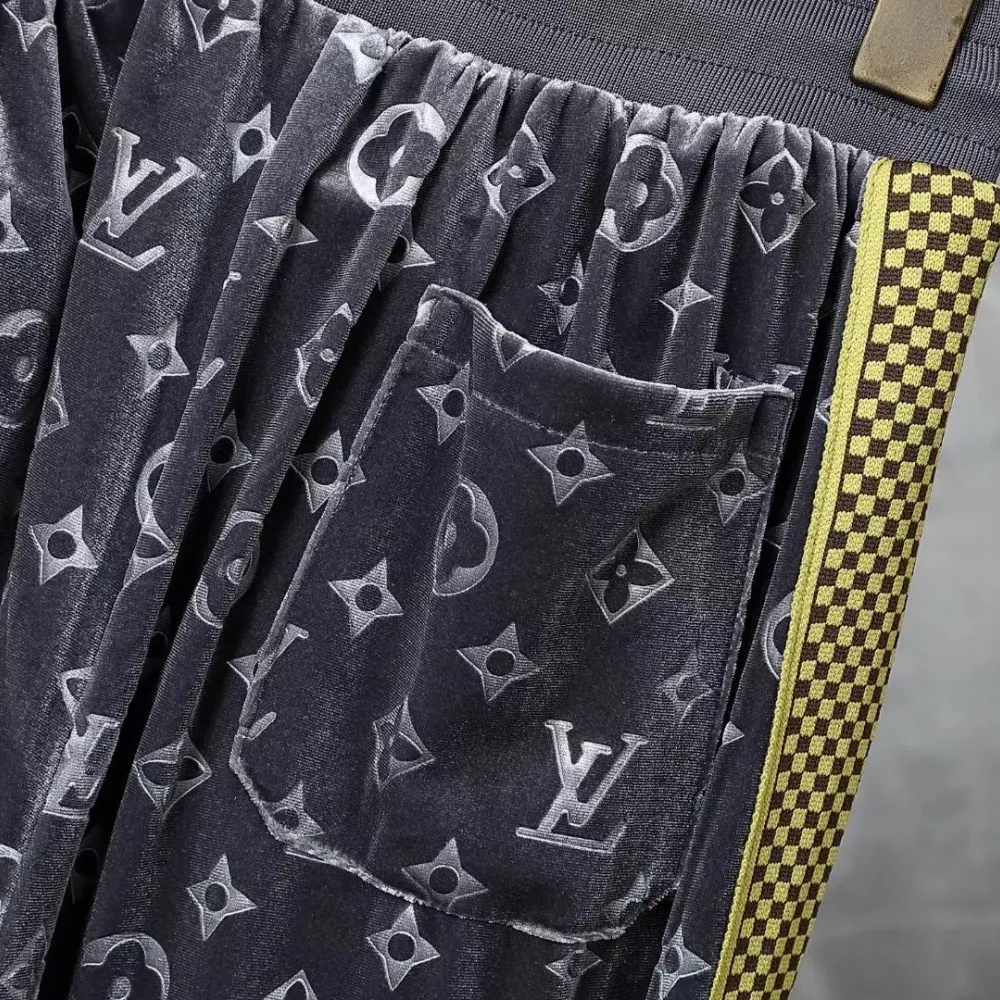 EyeCatching 4476 Louis Vuitton LV Tracksuits Long Sleeved For Men