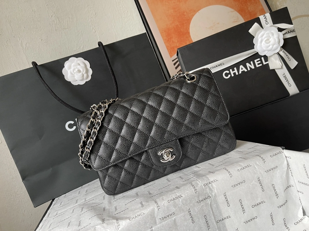 EyeCatching 4724 Chanel AAA Quality Messenger Bags For Women