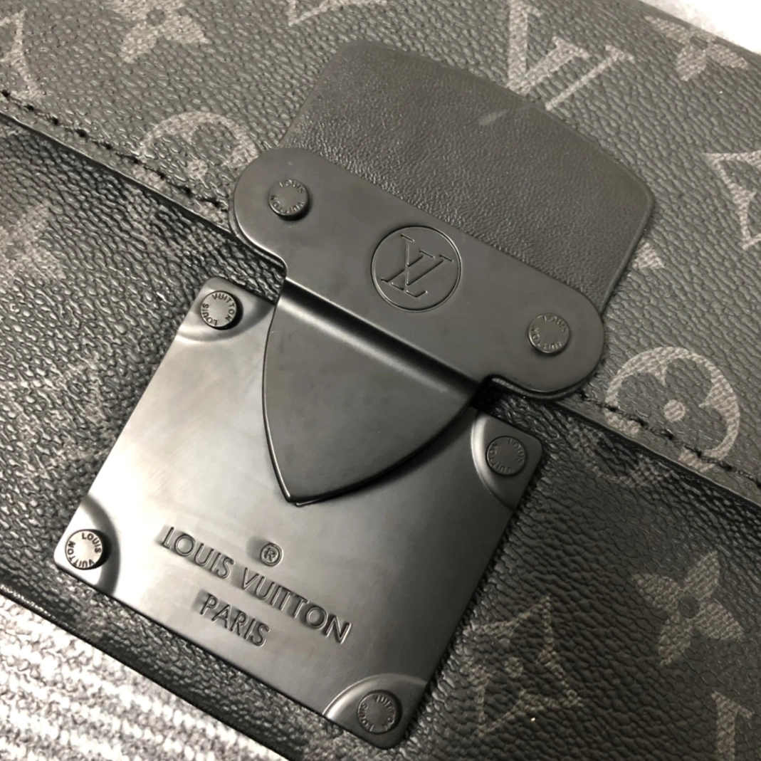 EyeCatching 5032 Louis Vuitton AAA Man Messenger Bags