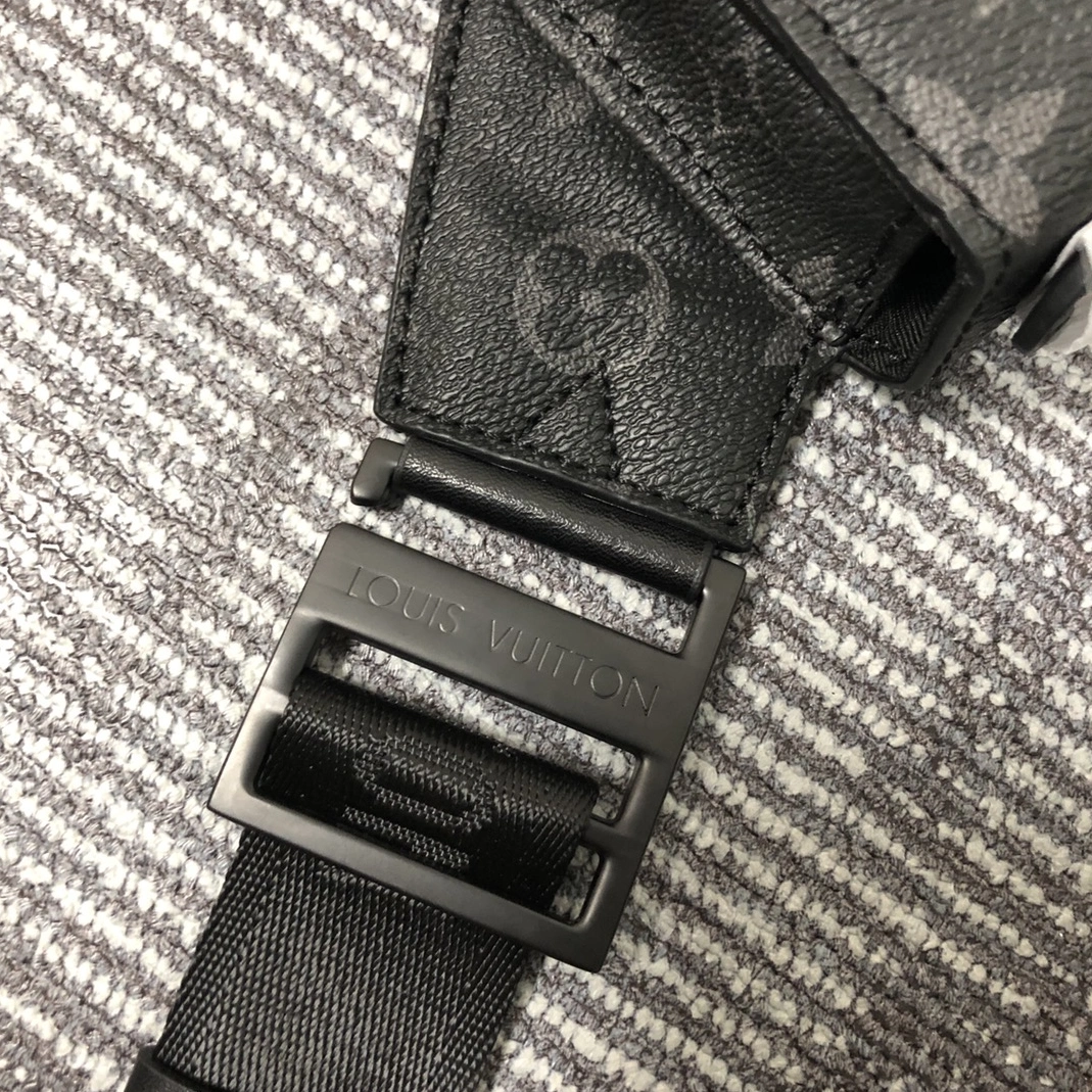 EyeCatching 5032 Louis Vuitton AAA Man Messenger Bags