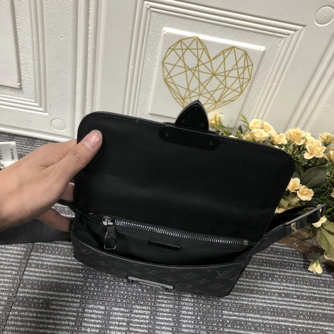EyeCatching 5032 Louis Vuitton AAA Man Messenger Bags
