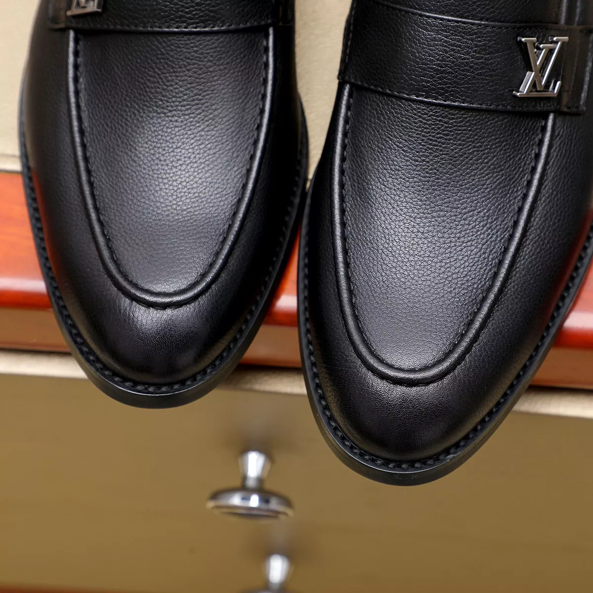 EyeCatching 571 Louis Vuitton LV Oxfords Shoes For Men