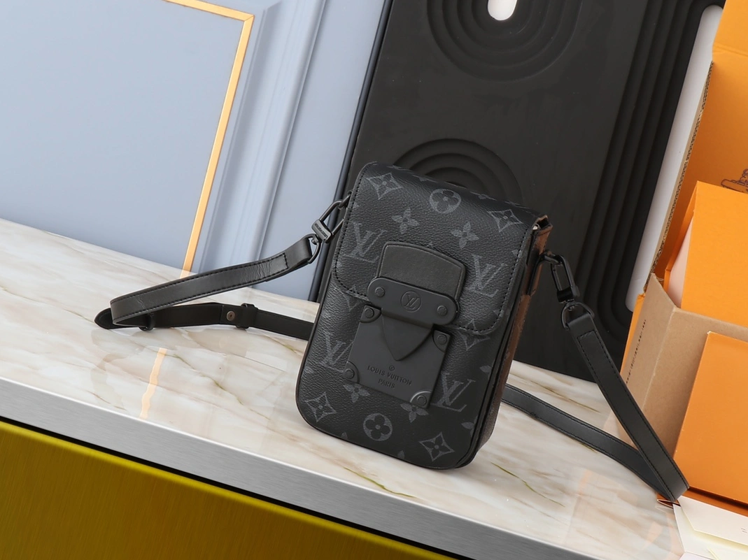 EyeCatching 5820 Louis Vuitton AAA Quality Messenger Bags For Unisex