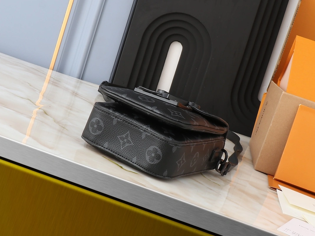 EyeCatching 5820 Louis Vuitton AAA Quality Messenger Bags For Unisex
