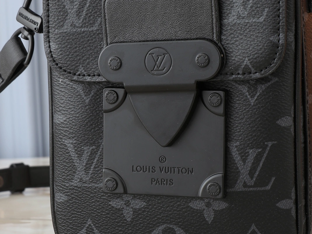EyeCatching 5820 Louis Vuitton AAA Quality Messenger Bags For Unisex