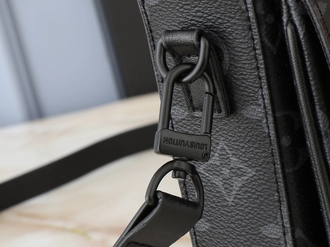 EyeCatching 5820 Louis Vuitton AAA Quality Messenger Bags For Unisex