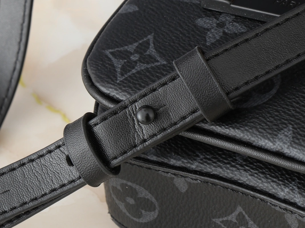 EyeCatching 5820 Louis Vuitton AAA Quality Messenger Bags For Unisex