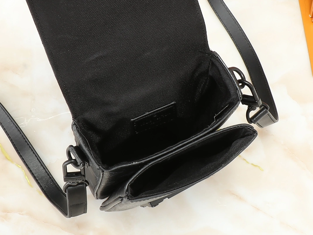 EyeCatching 5820 Louis Vuitton AAA Quality Messenger Bags For Unisex