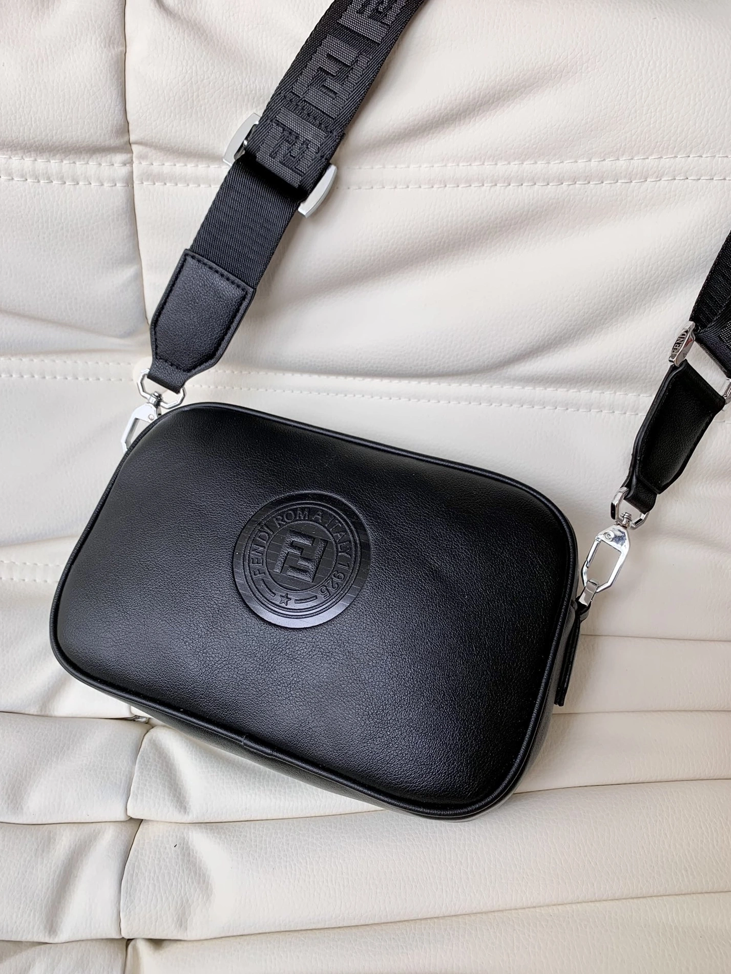 EyeCatching 5834 Fendi AAA Man Messenger Bags