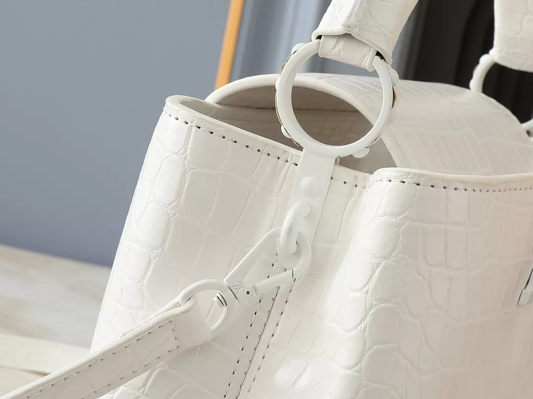 EyeCatching 5844 Louis Vuitton AAA Quality Messenger Bags For Women