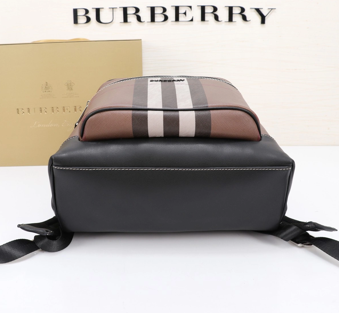 EyeCatching 6050 Burberry AAA Man Backpacks