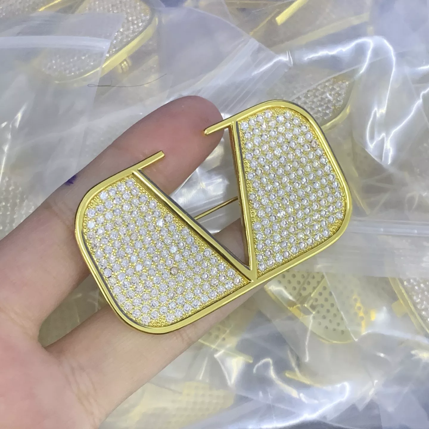 EyeCatching 6784 Valentino Brooches For Women