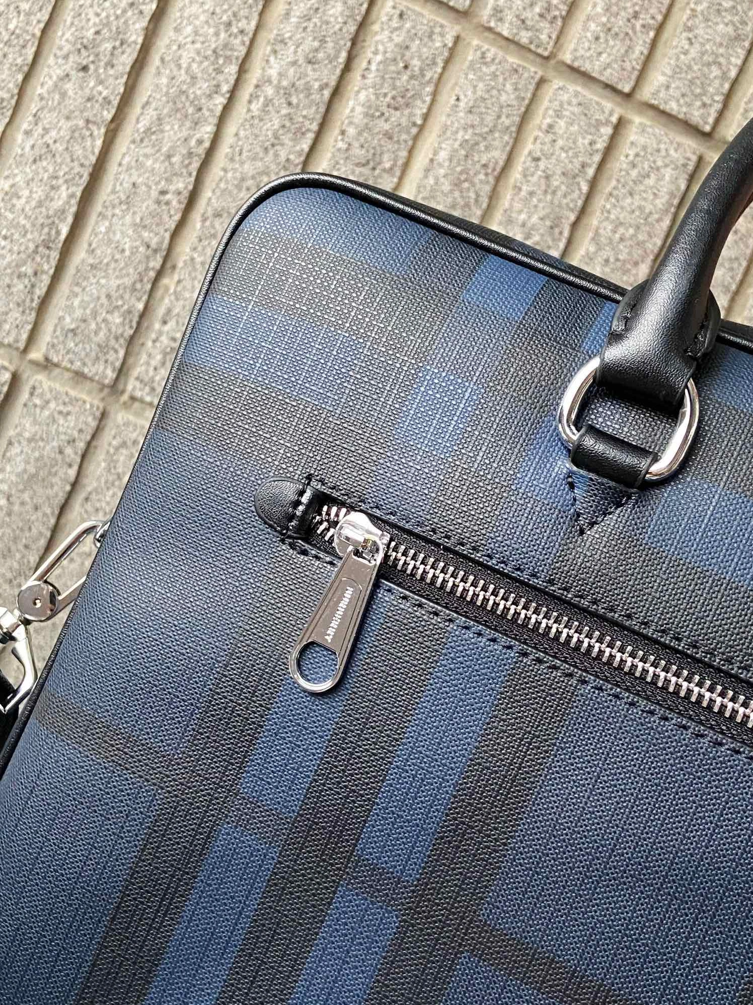 EyeCatching 681 Burberry AAA Man Handbags