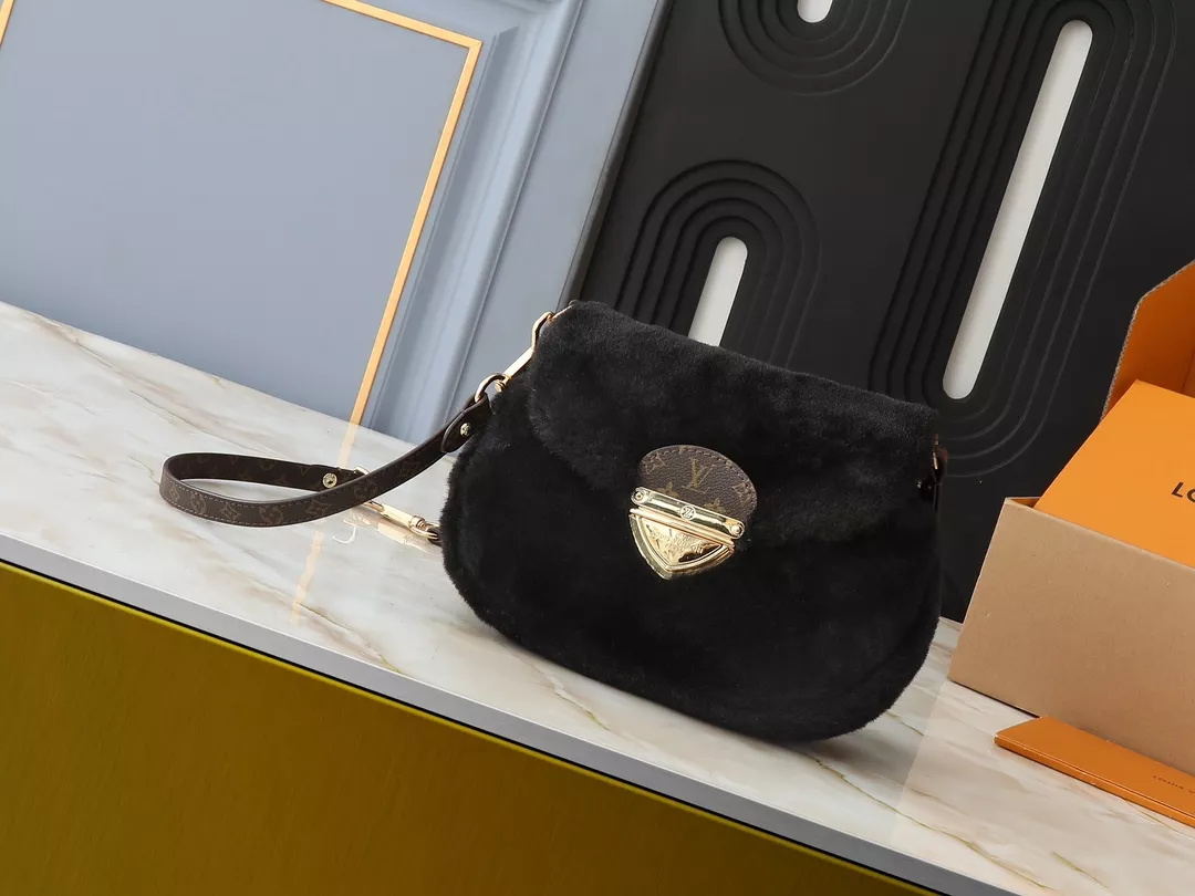 EyeCatching 7101 Louis Vuitton AAA Quality Messenger Bags For Women