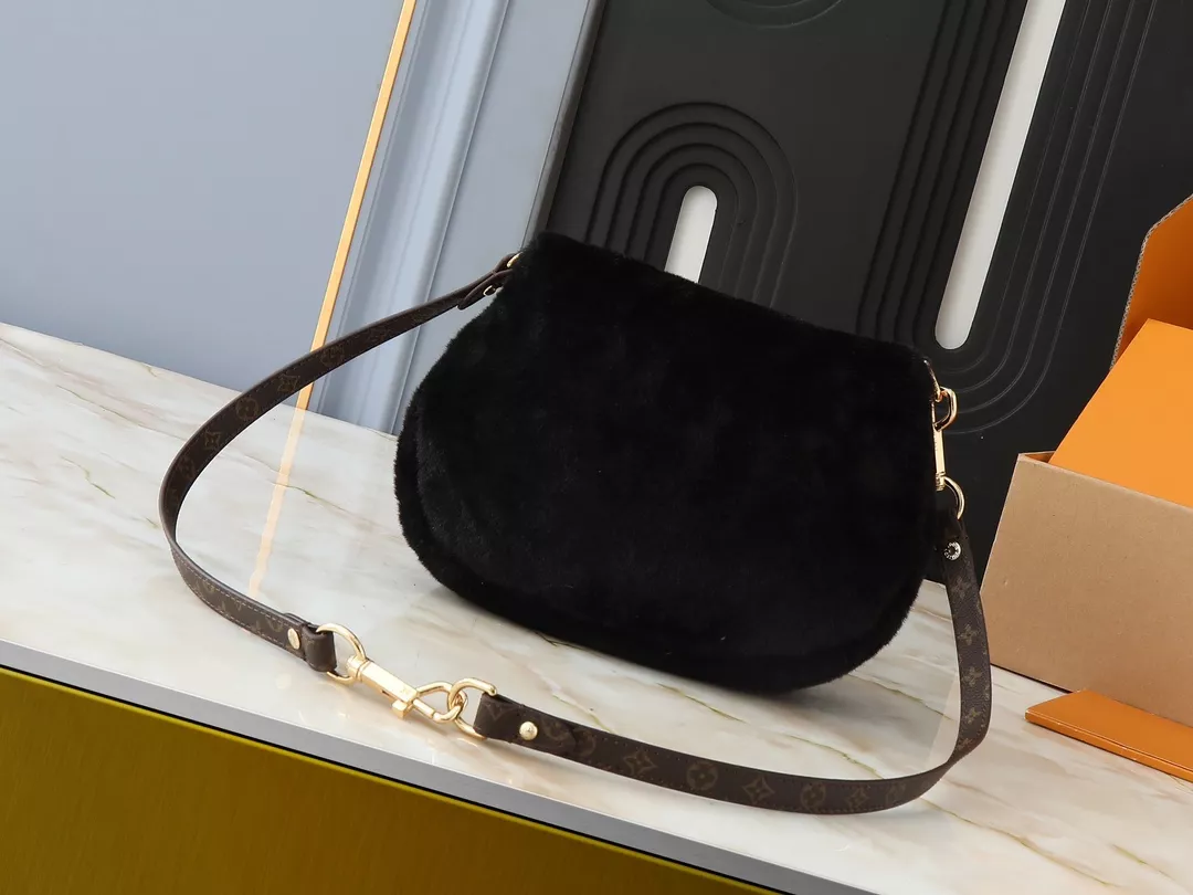 EyeCatching 7101 Louis Vuitton AAA Quality Messenger Bags For Women