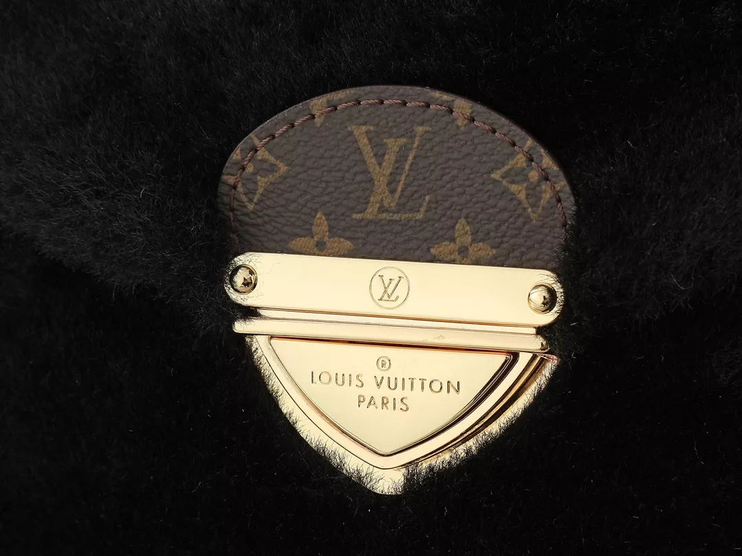EyeCatching 7101 Louis Vuitton AAA Quality Messenger Bags For Women