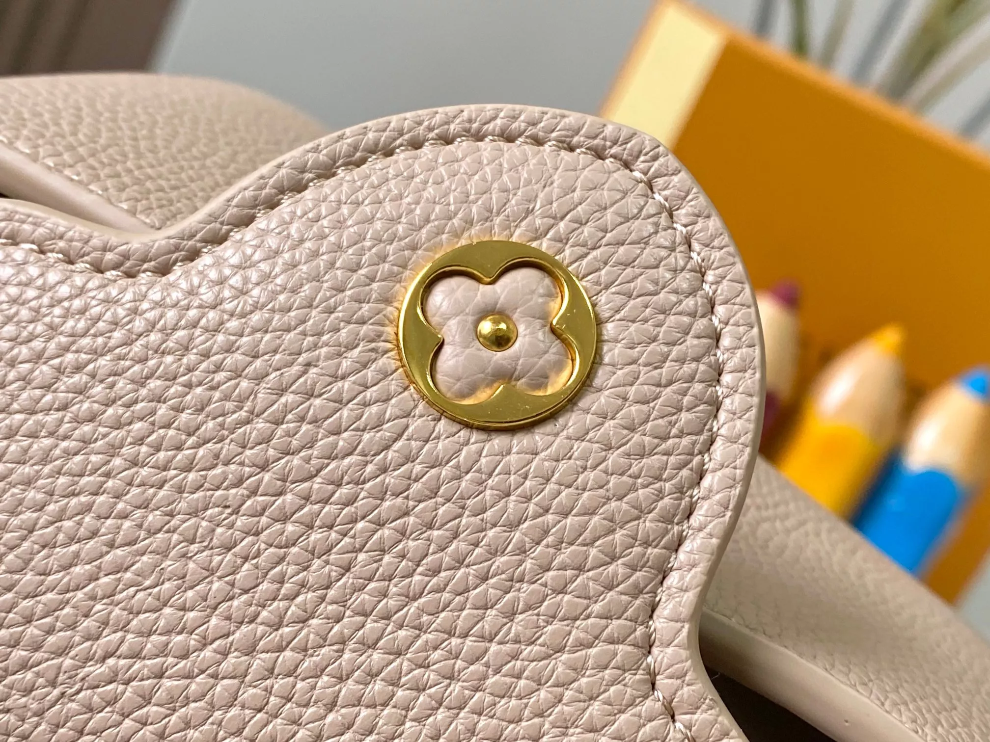 EyeCatching 7770 Louis Vuitton AAA Quality Messenger Bags For Women