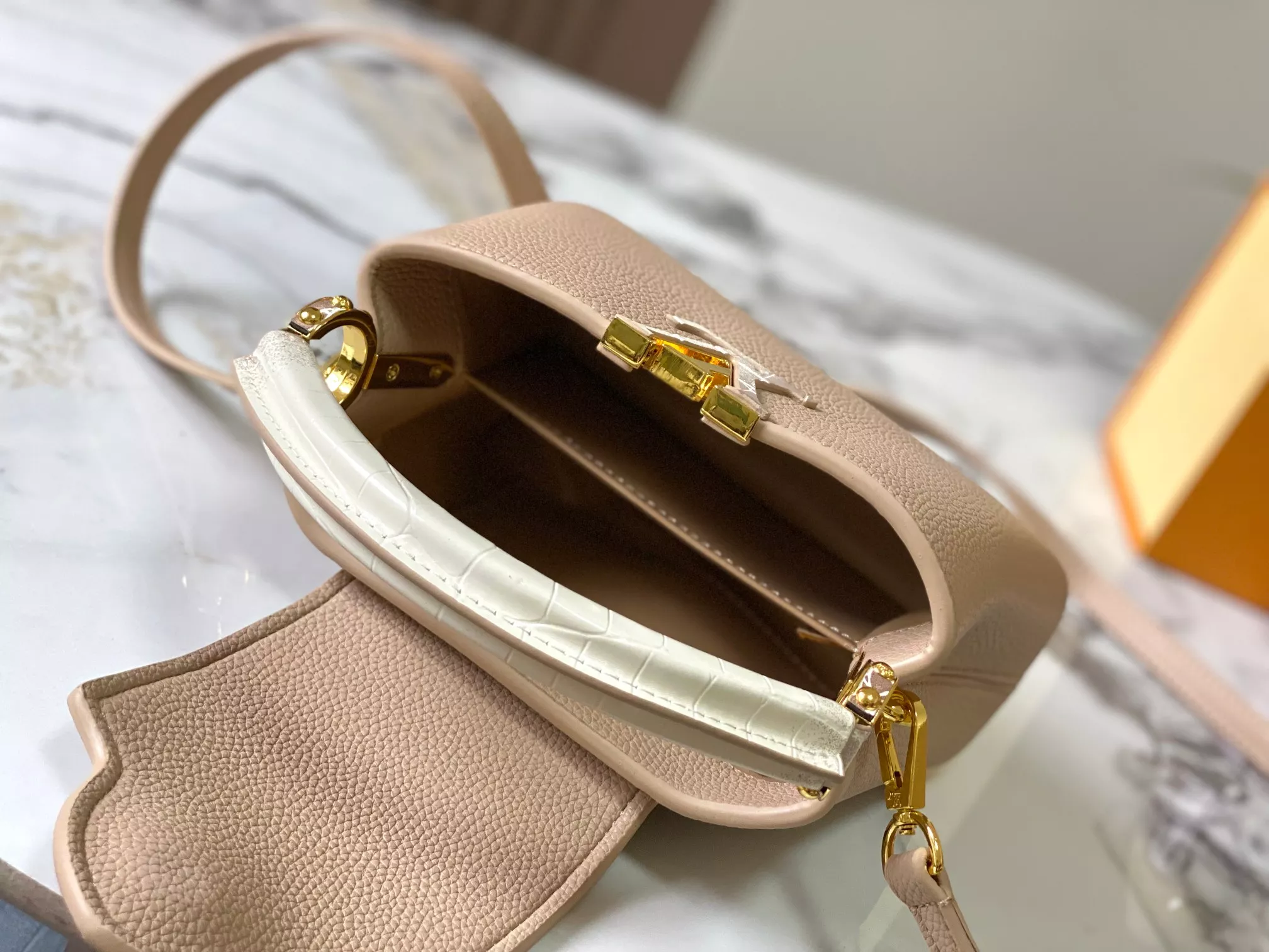 EyeCatching 7770 Louis Vuitton AAA Quality Messenger Bags For Women