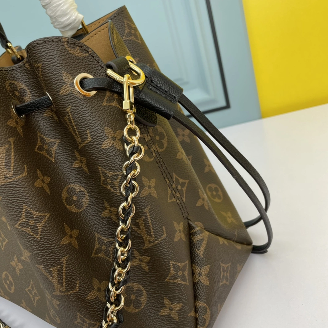 EyeCatching 7791 Louis Vuitton AAA Quality Handbags For Women