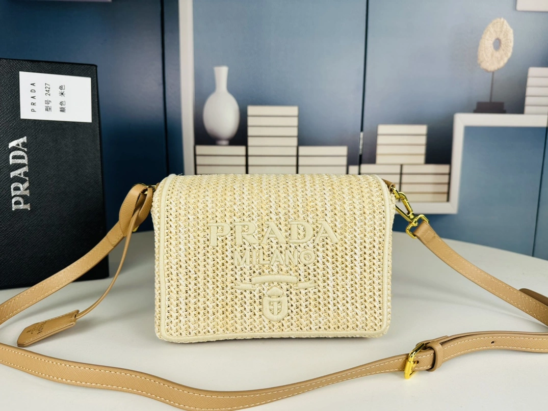 EyeCatching 8184 Prada AAA Quality Messenger Bags For Women