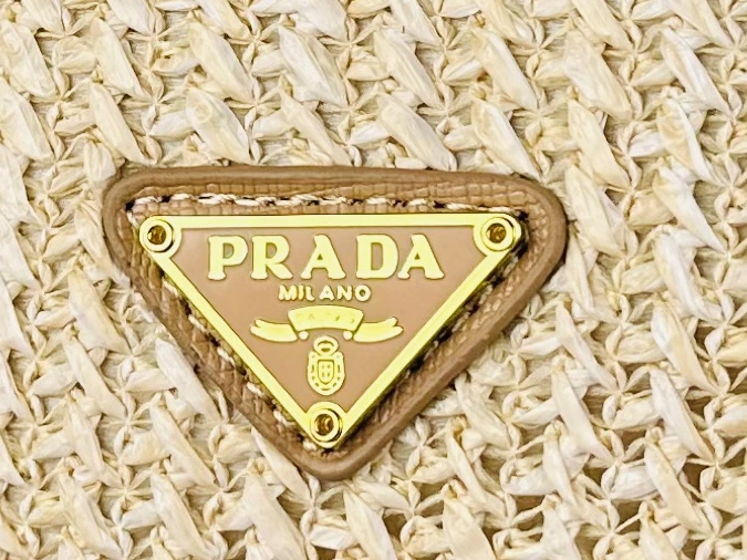 EyeCatching 8184 Prada AAA Quality Messenger Bags For Women