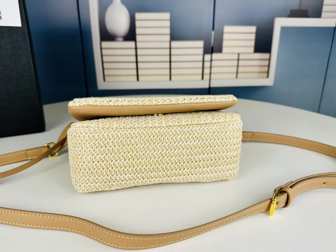 EyeCatching 8184 Prada AAA Quality Messenger Bags For Women