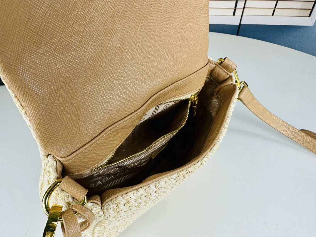 EyeCatching 8184 Prada AAA Quality Messenger Bags For Women