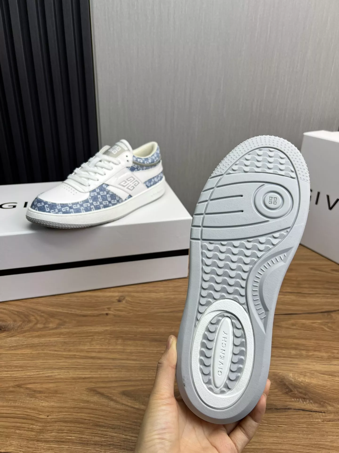EyeCatching 8204 Givenchy Casual Shoes For Men