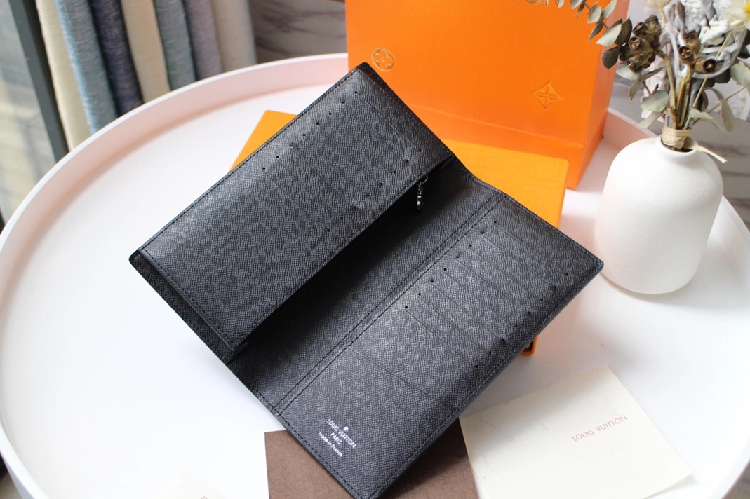 EyeCatching 844 Louis Vuitton AAA Man Wallets