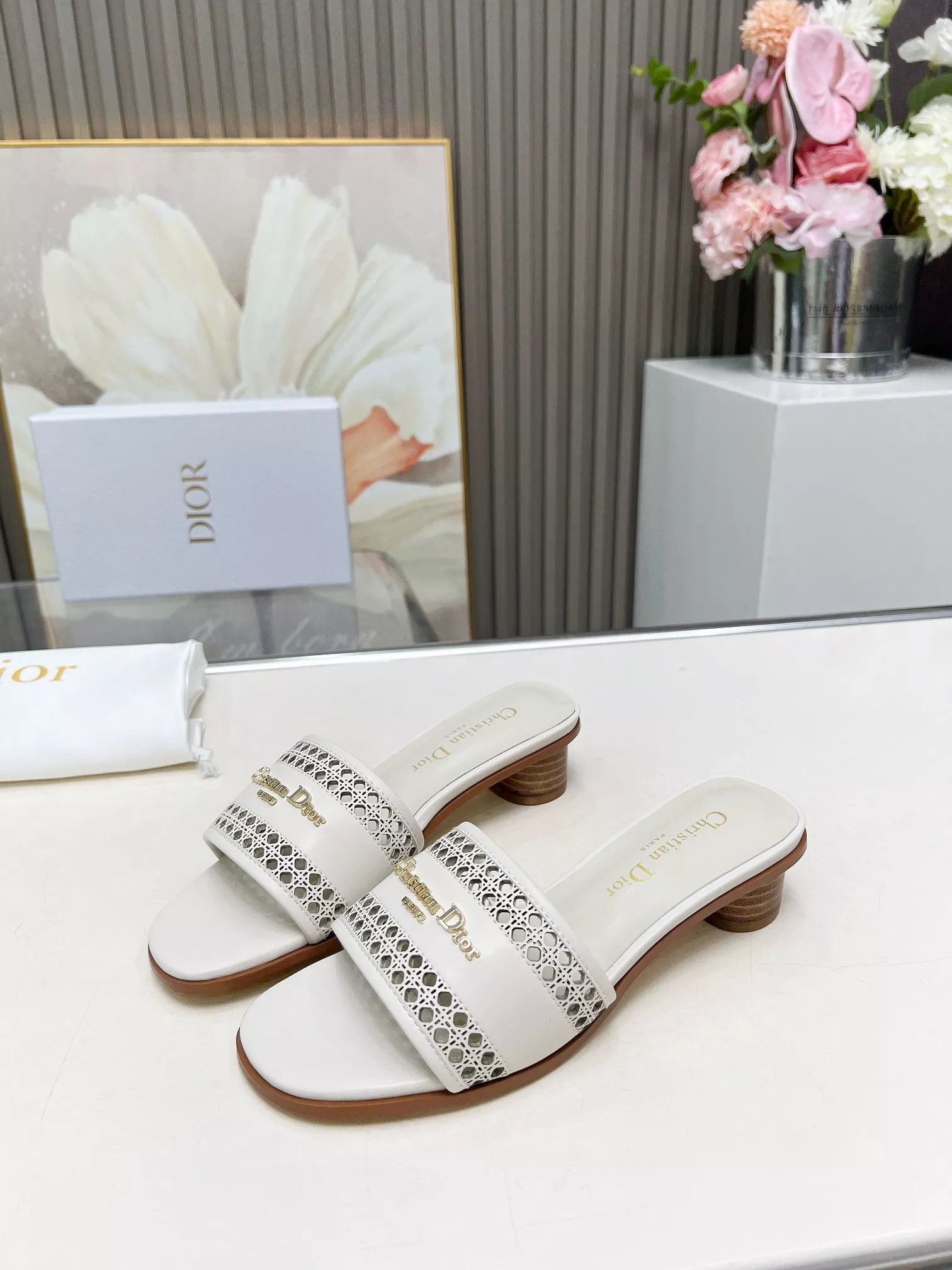 EyeCatching 8879 Christian Dior Slippers For Women