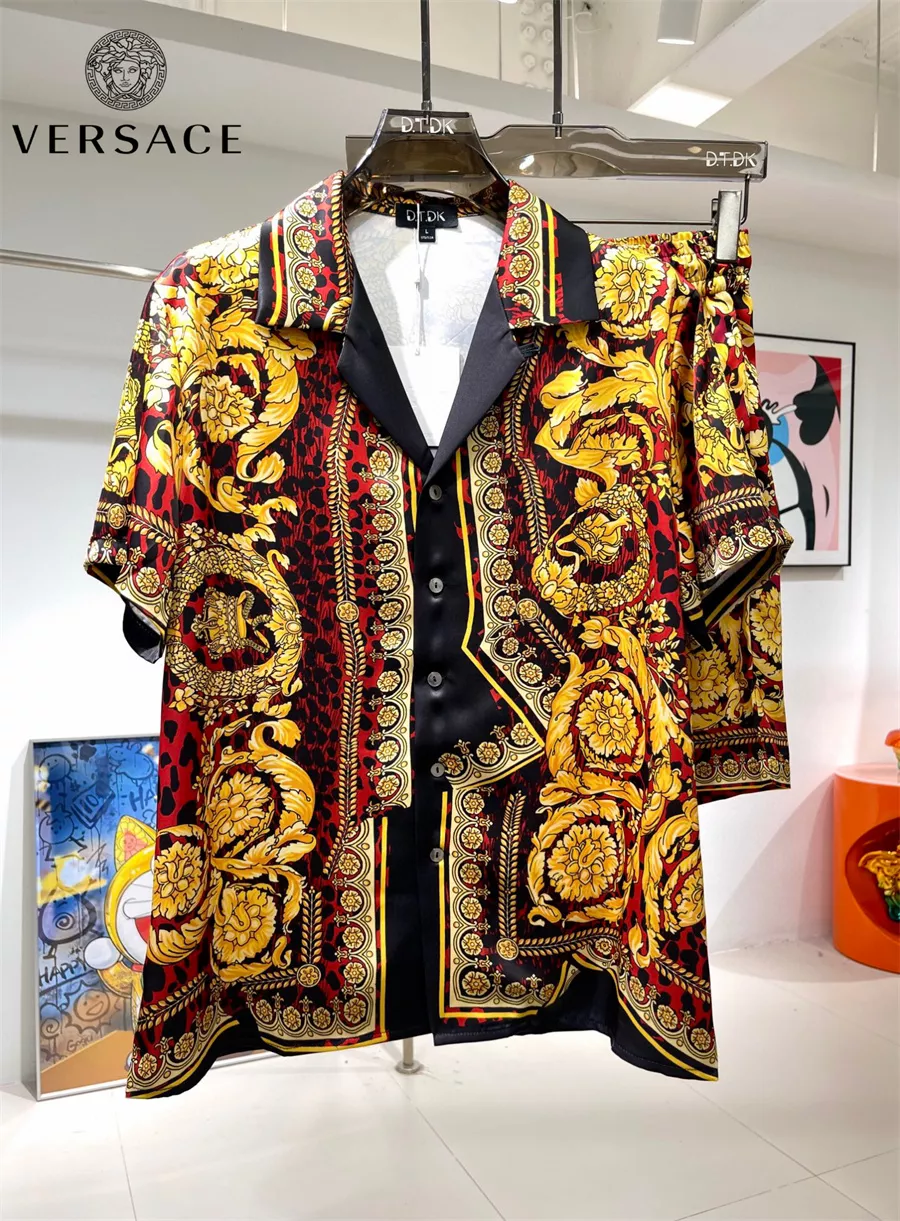 EyeCatching 8996 Versace Tracksuits Short Sleeved For Men